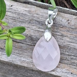 Goutte quartz rose facetté