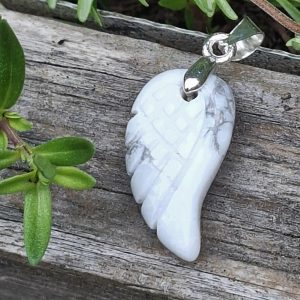 Aile howlite