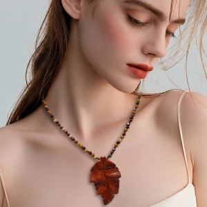 Collier feuille en moakite