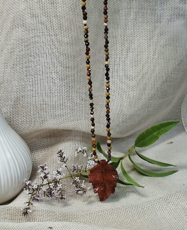 Collier feuille en moakite