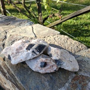 Tourmaline  brute dans sa gangue